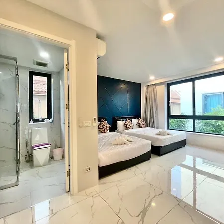 Hotel Pupae Pool