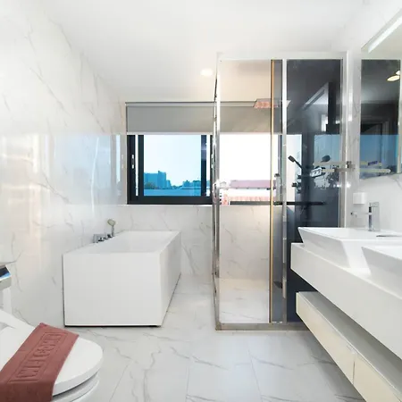 Hotel Pupae Pool