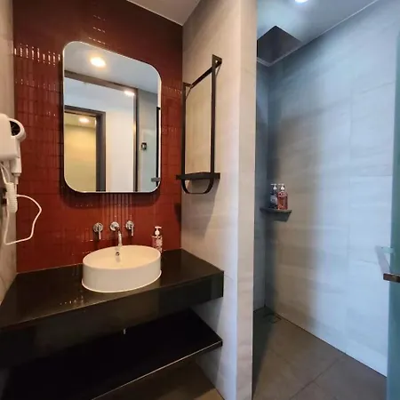 Apartment 24a网红无边泳池edge豪华单卧室套房 海滩3分钟 *