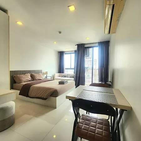 Beautiful In Town Apartment *