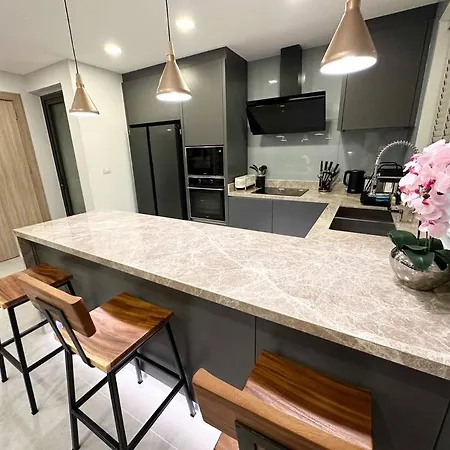 Super Luxury 3 Bedroom Private Pool With Jacuzzi, Near 711, 10 Minutes To Walking Street And - Mt6 Pattaya