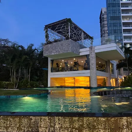 The Palm Wongamat ,world Class Luxury Seaview Condo, Private The Sanctuary Of Truth