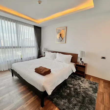 Apartment Better Than 1 Bedroom In Peak Towers *