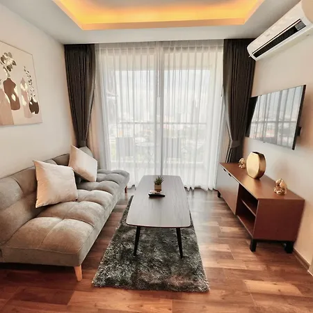 Apartment Better Than 1 Bedroom In Peak Towers *