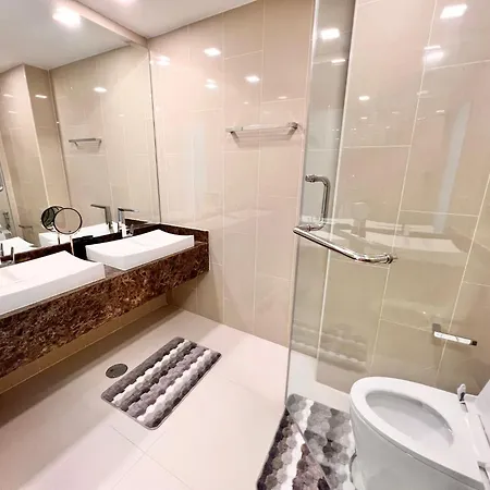 Apartment Better Than 1 Bedroom In Peak Towers