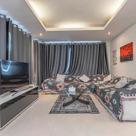 Thai 3b Near Hollywood Villa Pattaya