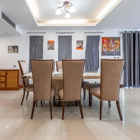 Thai 3b Near Hollywood Villa *