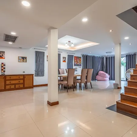 Thai 3b Near Hollywood Villa *