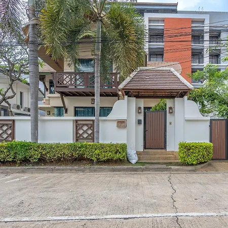 Thai 3b Near Hollywood Villa Pattaya