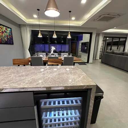 Super Luxury 3 Bedroom Private Pool With Jacuzzi, Near 711, 10 Minutes To Walking Street And - Mt8 Pattaya