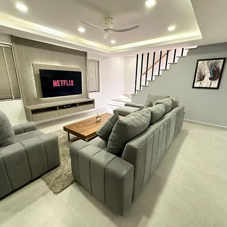 Super Luxury 3 Bedroom Private Pool With Jacuzzi, Near 711, 10 Minutes To Walking Street And - Mt8 Villa Pattaya