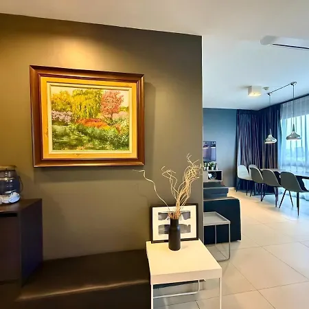 Apartment Spacious 2 Bedroom Corner Unit Near Walking Street *