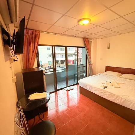 Malee & Restaurant Apartment