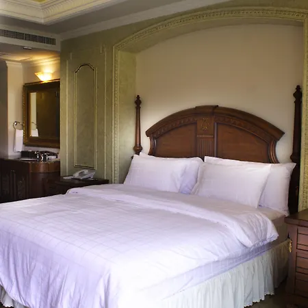 Four Seasons Place Hotel 4*