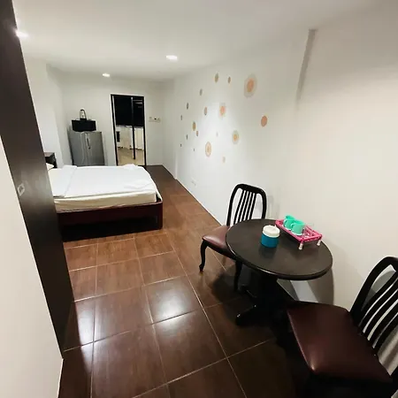 Farang House Aparthotel 3*