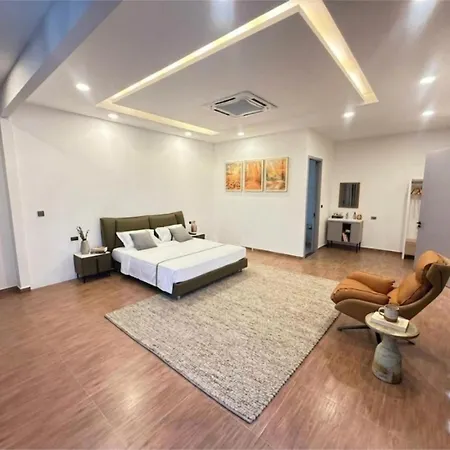 Villa Amarin - Huge 7 Bedroom Private Pool House In Next To Walking Street Pattaya