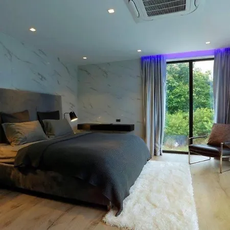 1600m Nearly Walkstreet Elevator Villa Pattaya