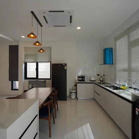Villa Amarin - Huge 7 Bedroom Private Pool House In Next To Walking Street Pattaya