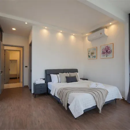 Villa Amarin - Huge 7 Bedroom Private Pool House In Next To Walking Street Pattaya