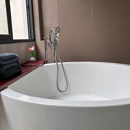 Villa 芭提雅inara网红独栋泳池别墅-四房五卫-烧烤台球桌-市中心10分钟到步行街 Pattaya