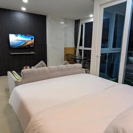 Luxury Pool Centara Avenue