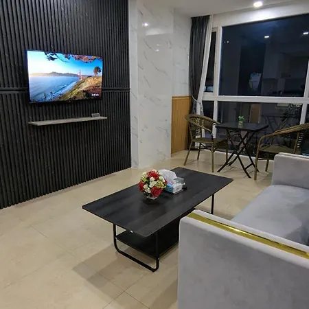 Luxury Pool Centara Avenue