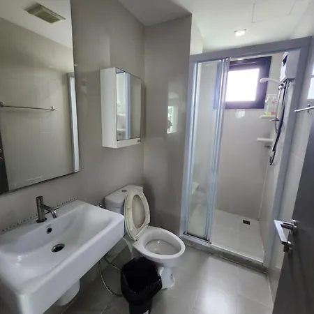 Apartment The Base海景网红顶层无边泳池 双卧室套房 海滩3分钟