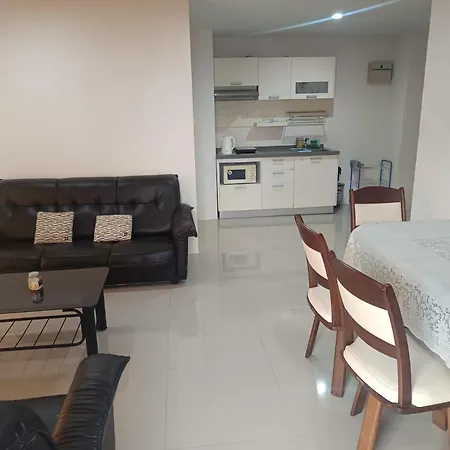 Center Point Homestay *