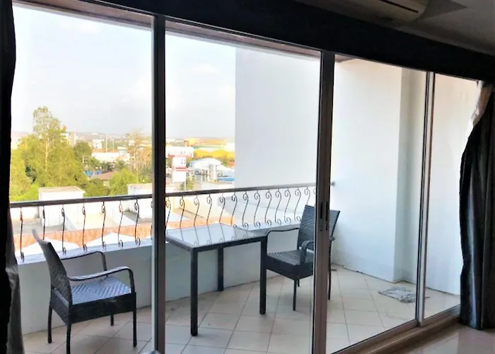 Platinum Suites, Thepprasit Road - Large Top Floor Studio