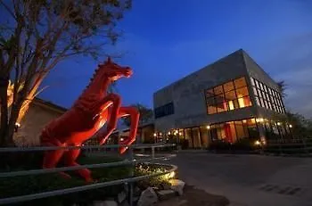Red Horse Resort