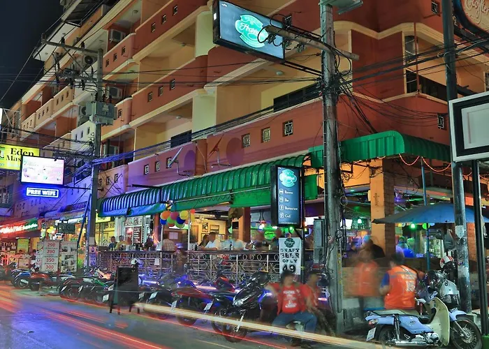 Harry\'s Apartments, Bar & Restaurant.
