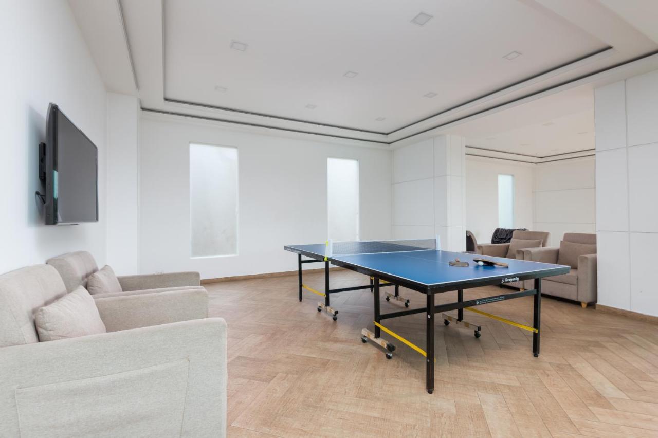 Apartment Panoramic View Tower: Garden Oasis
