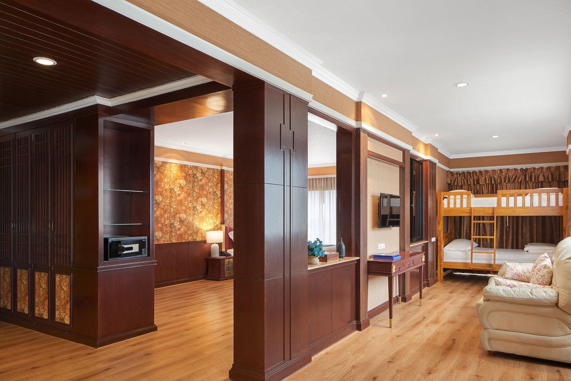 Floral - Dolphin Circle 4* Pattaya