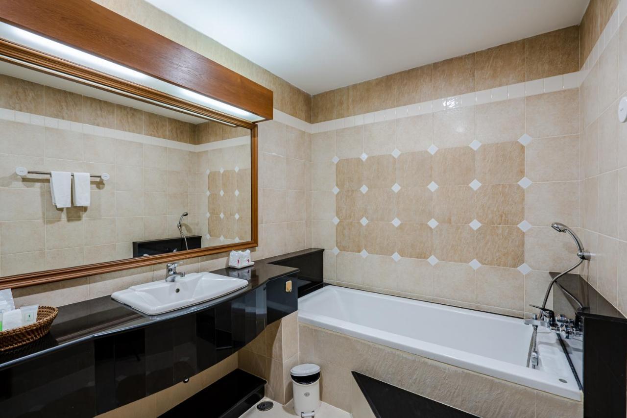 Whitehouse Condotel 3*