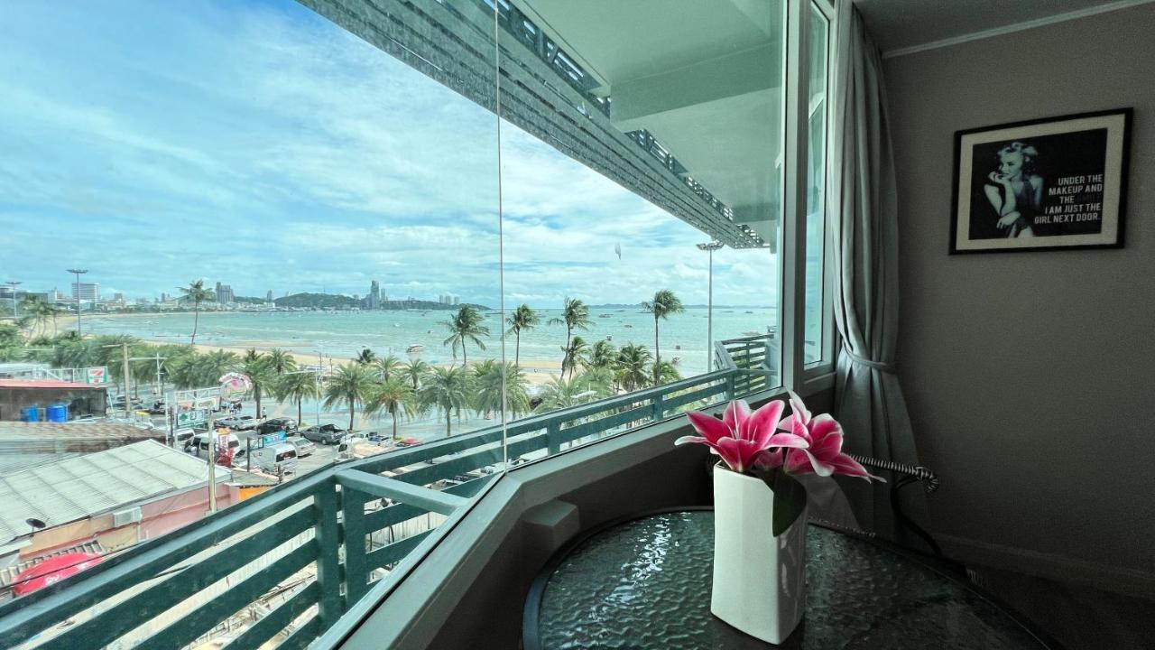 The Front Resort, Hotel