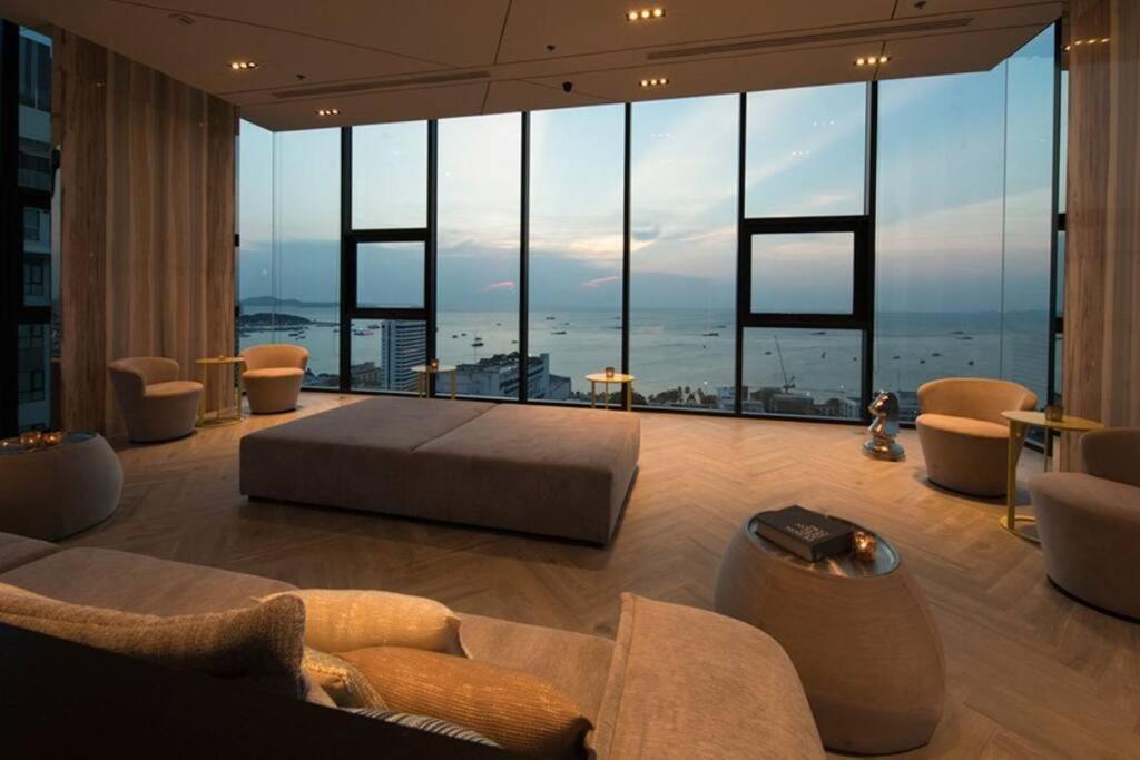 The Base Center Of Rooftop Swimming Pool Apartment *