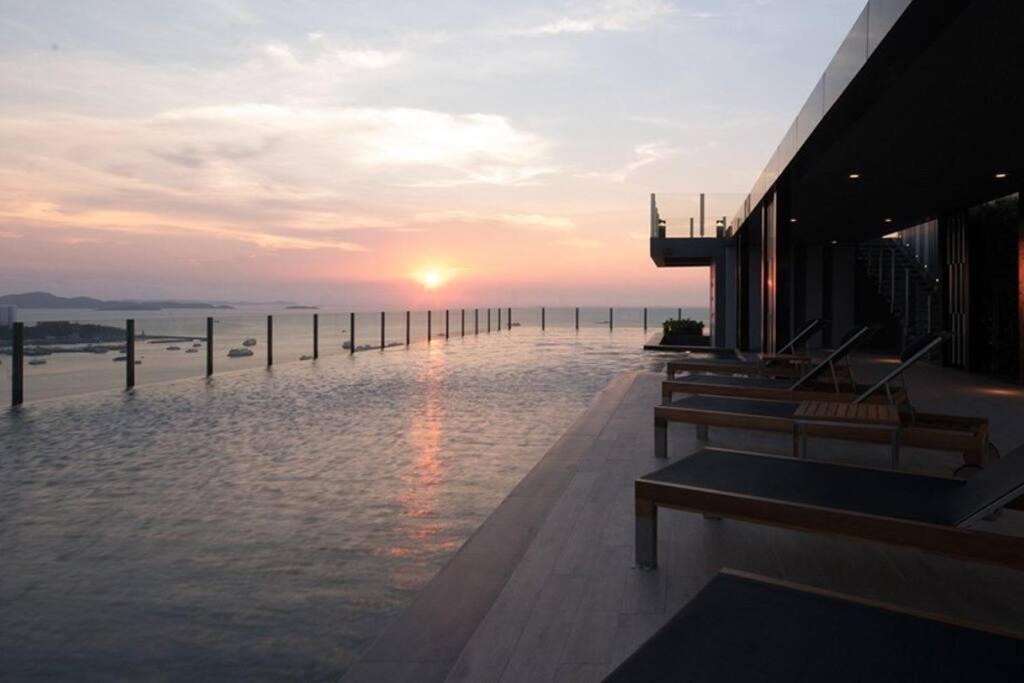 Apartment The Base Center Of Rooftop Swimming Pool Pattaya