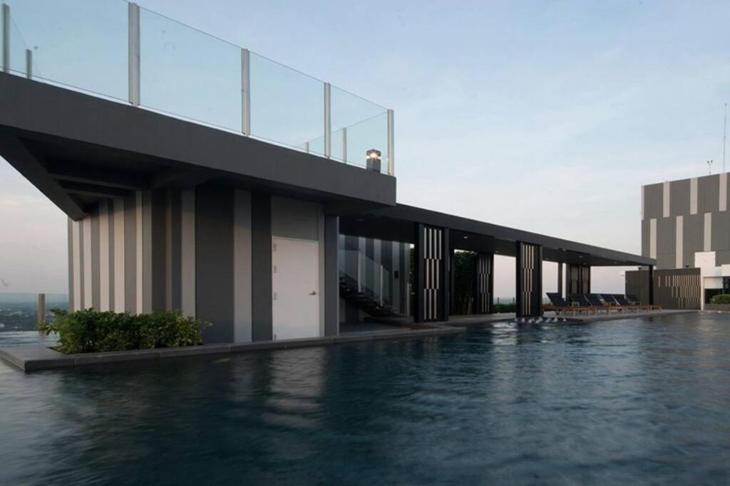 Apartment The Base Center Of Rooftop Swimming Pool *