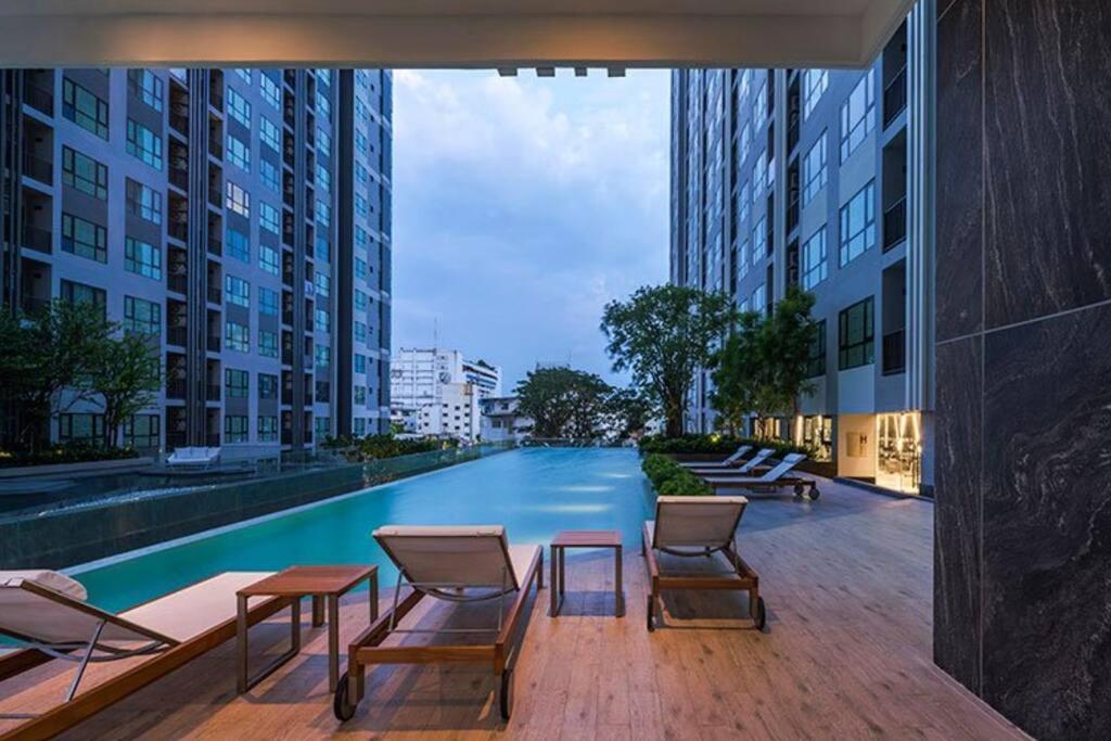 Apartment The Base Center Of Rooftop Swimming Pool