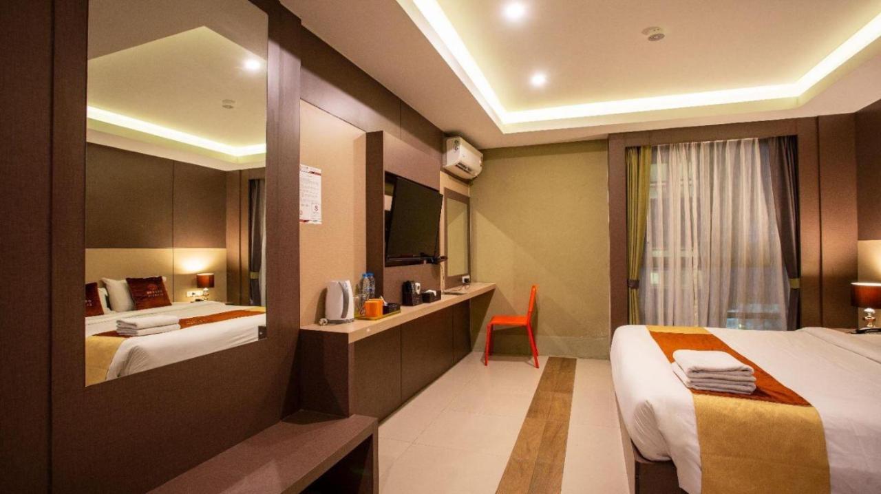 Hotel Grande Classic By Goad Avadhess Hospitality 1 Km Walking Street