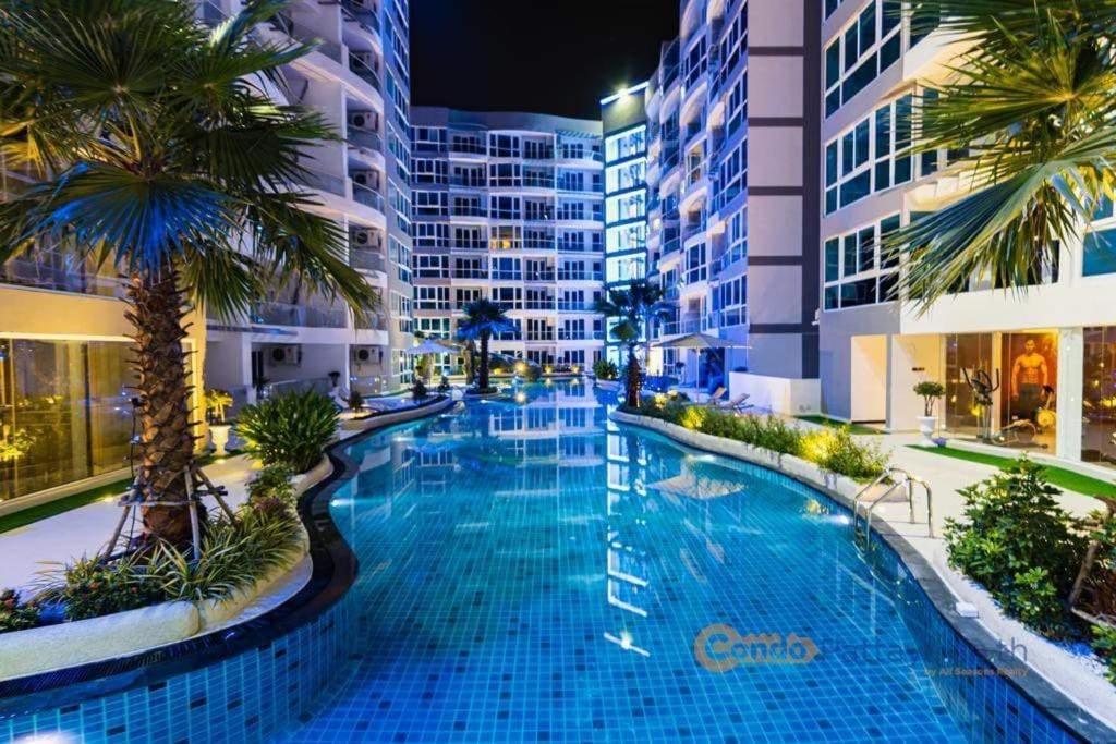 Large Luxury - Centre - Grand Avenue Residences, Pool View - 716