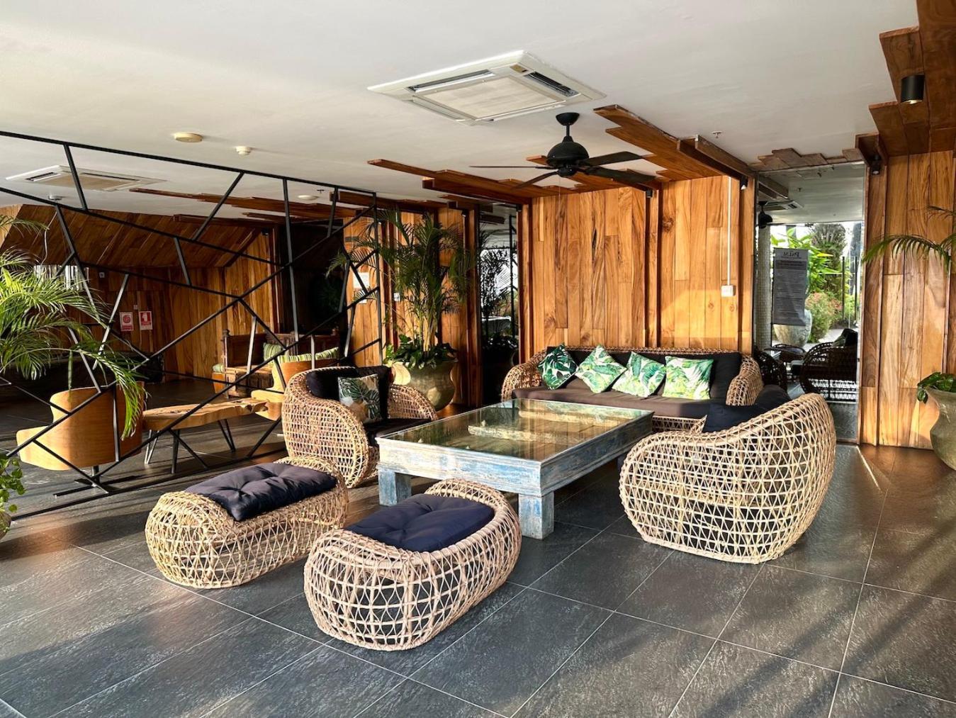 Pangsapuri Oceanfront Luxury In With Private And Inifinity Pool - Not A 30 Day Minimum Pattaya