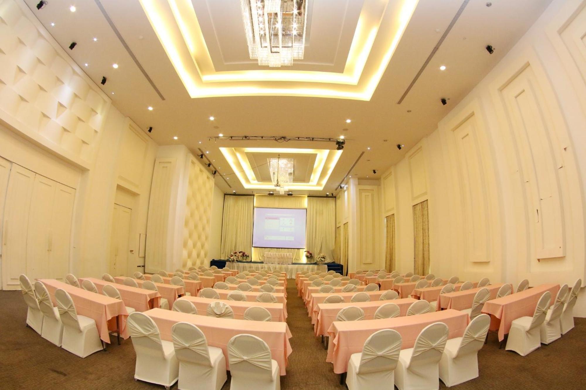 Crystal Palace Luxury Hotel 5*