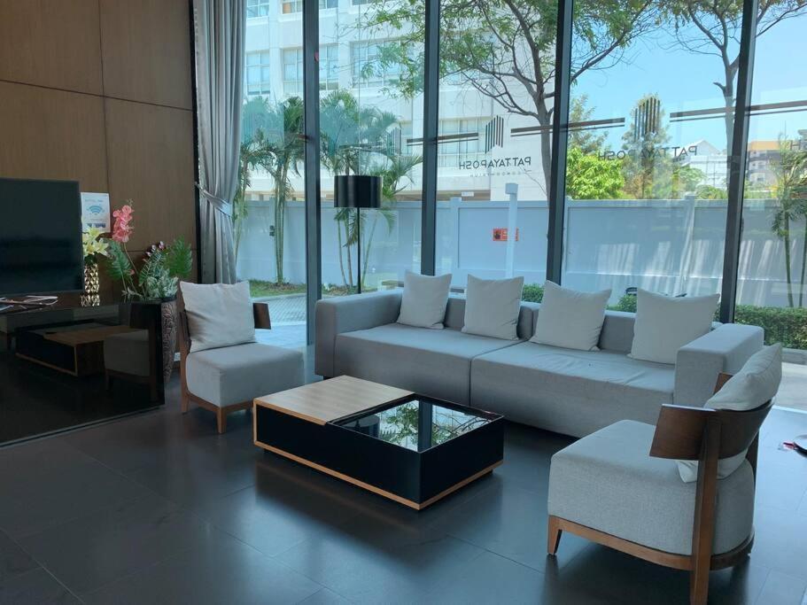 Infinity Pool At Posh Apartment *