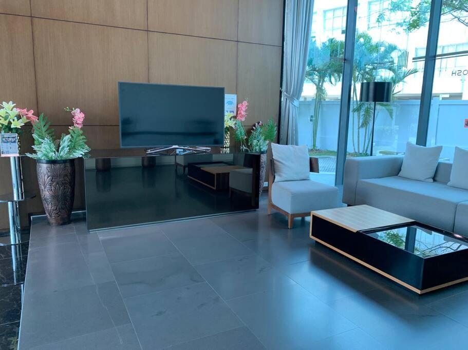 Infinity Pool At Posh Apartment Pattaya