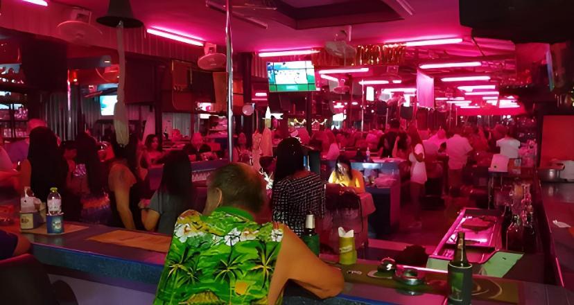 The Base Long Balcony King-bed With Infinity Pool & Free Netflix Pattaya