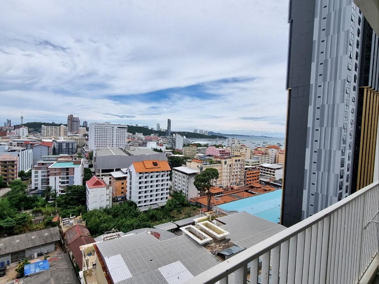 Apartment The Base Center Of Rooftop Swimming Pool Pattaya