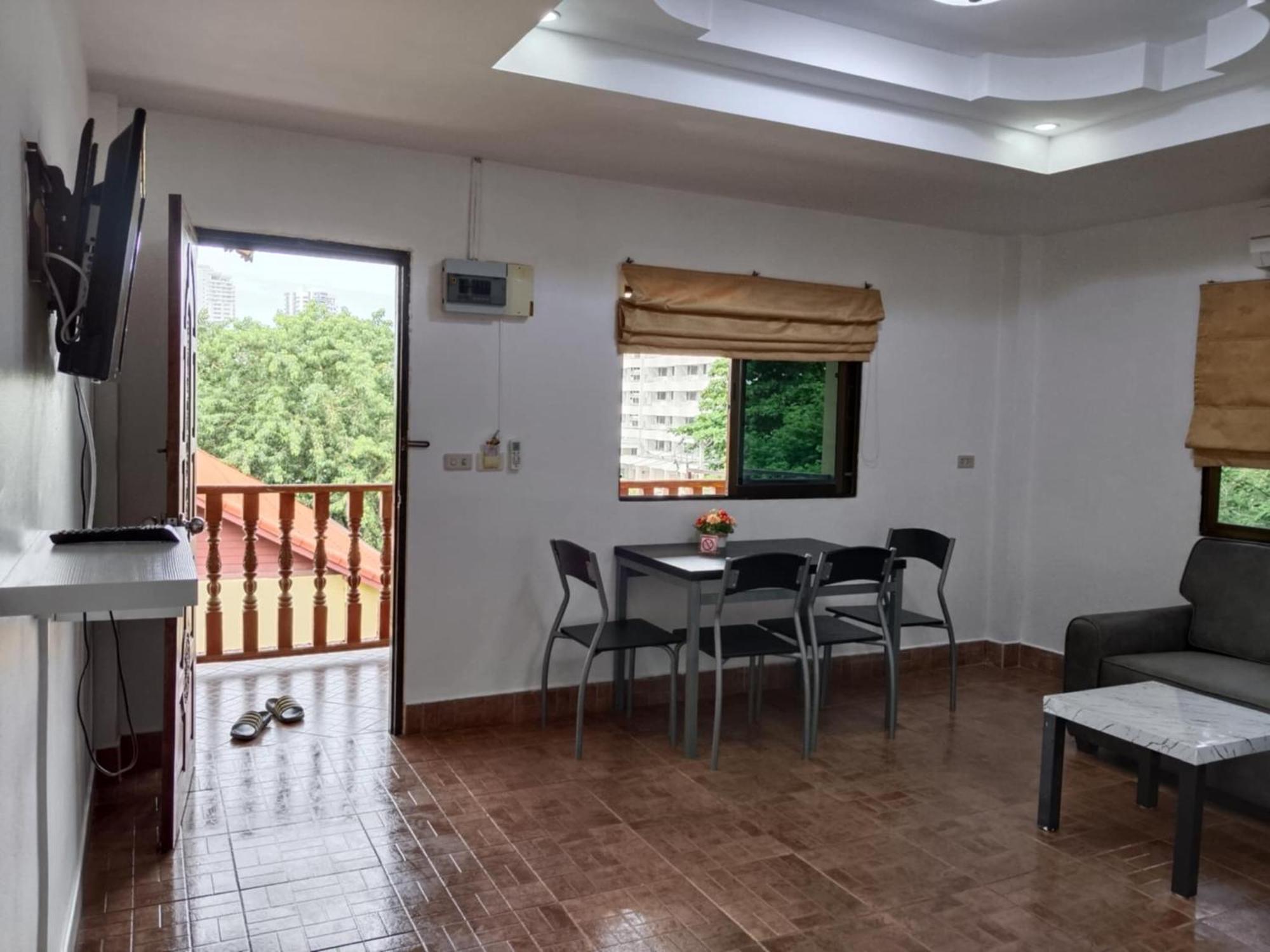 Phratamnak - 100 Mtr From The Beach Guest house *
