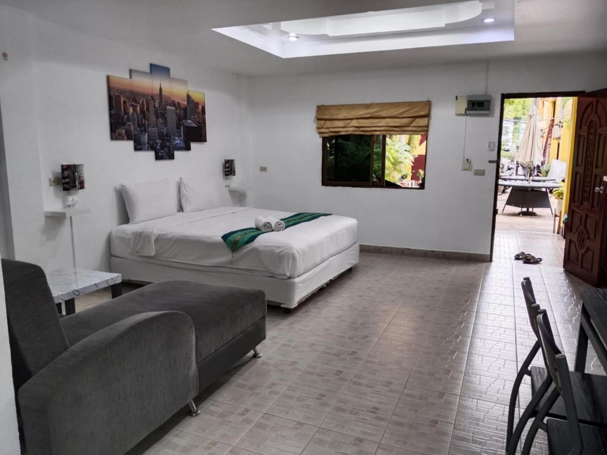 Phratamnak - 100 Mtr From The Beach Guest house *