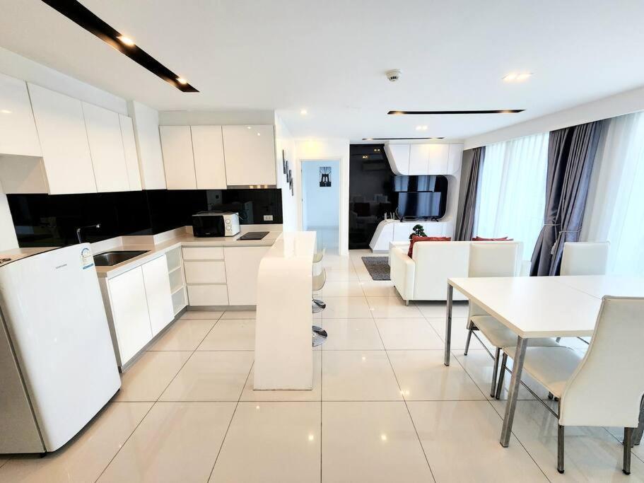 Center With Two Bedroom & Two Bathroom Apartment Pattaya